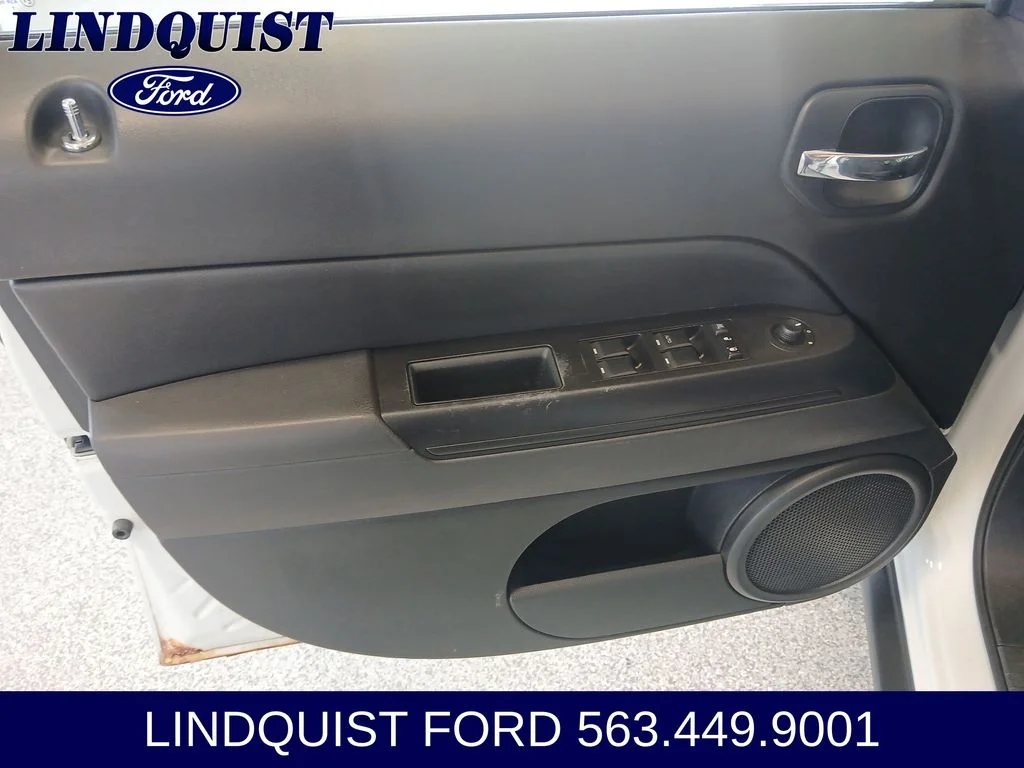 Used 2015 Bright White Clearcoat Jeep Sport image 9