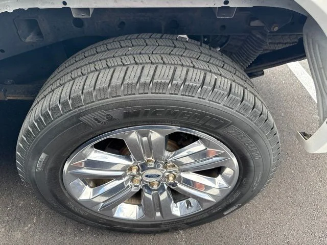 Used 2018 White Platinum Clearcoat Metallic Ford Lariat image 5