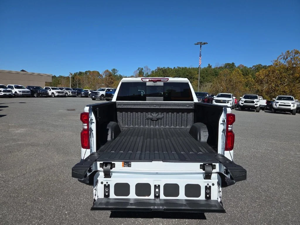 New 2026 White Chevrolet ZR2 image 22