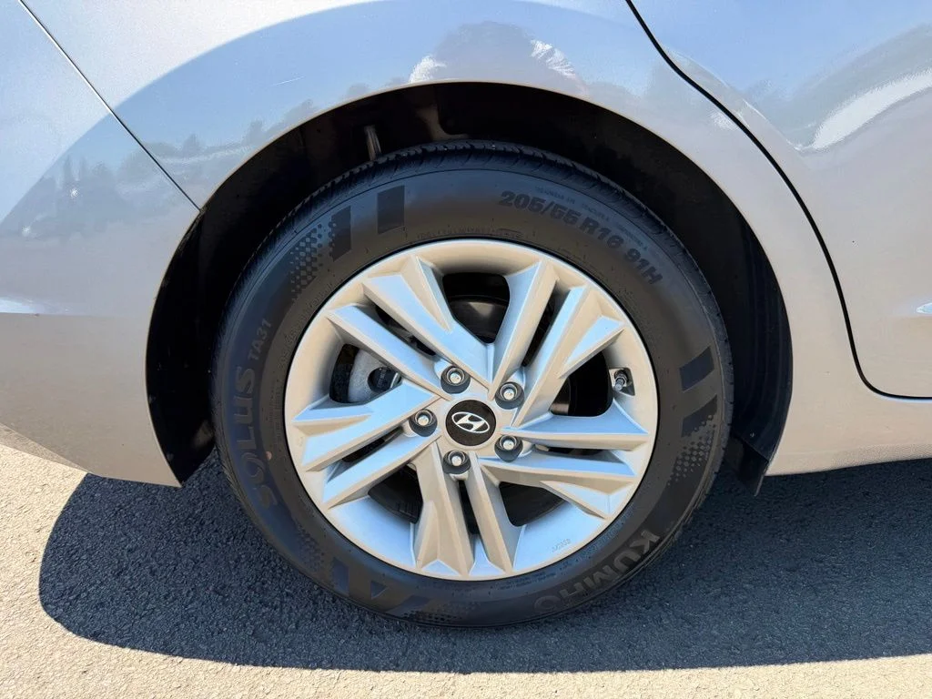 Used 2020 Fluid Metal Hyundai Value Edition image 9