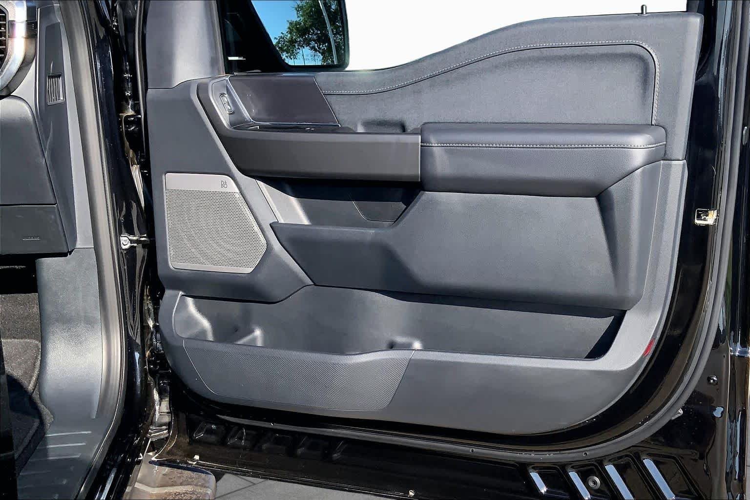 Used 2025 Agate Black Metallic Ford LARIAT image 23