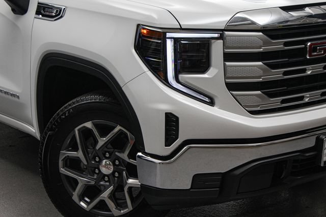 New 2026 Summit White GMC SLE image 2