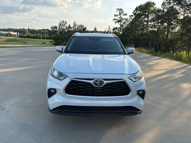 Used 2022 Pearl Toyota XLE image 2