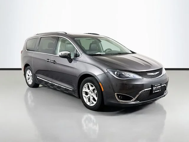 2019 Chrysler Pacifica Limited's photo