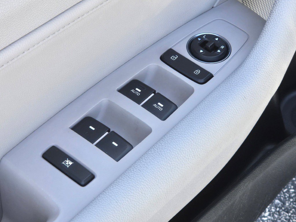 Used 2016 Quartz White Pearl Hyundai Limited image 17