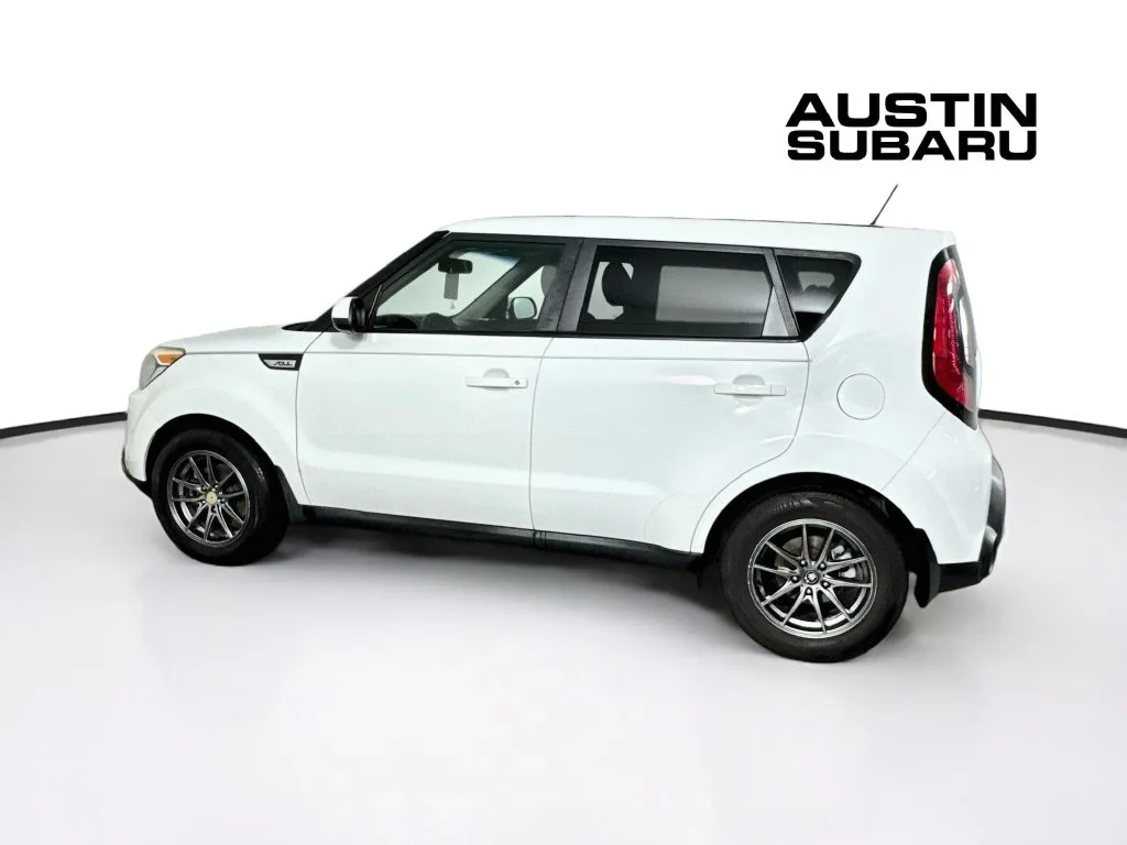Used 2016 White Kia Base image 4