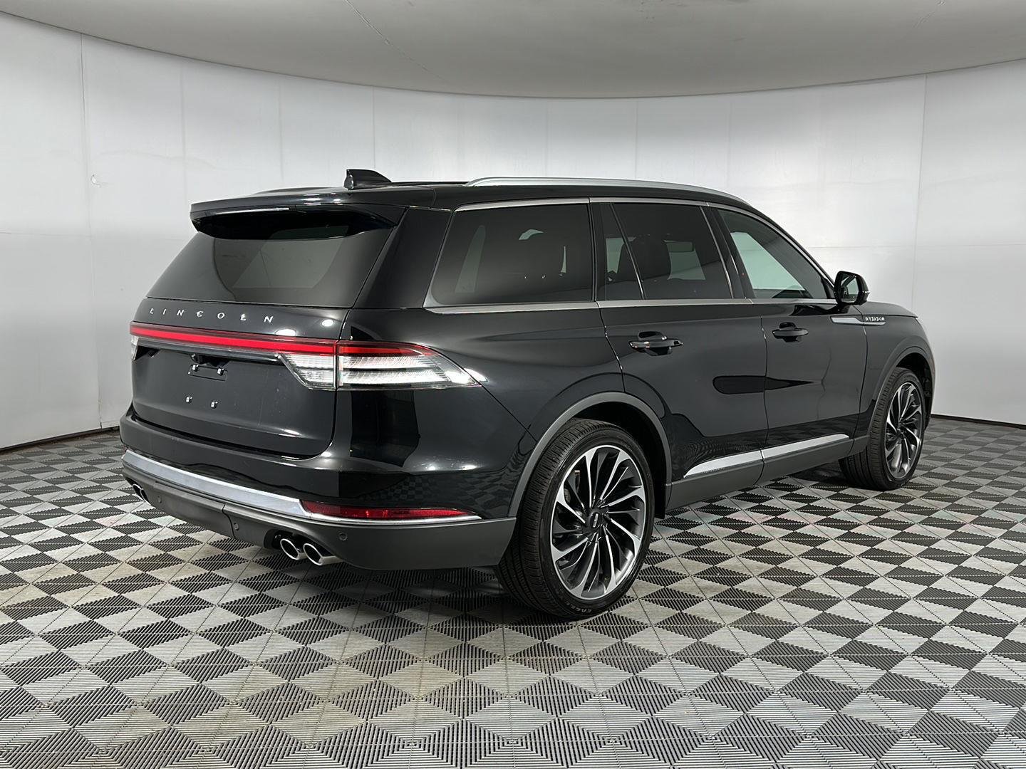 Used 2025 Infinite Black Metallic Clearcoat Lincoln Reserve image 26