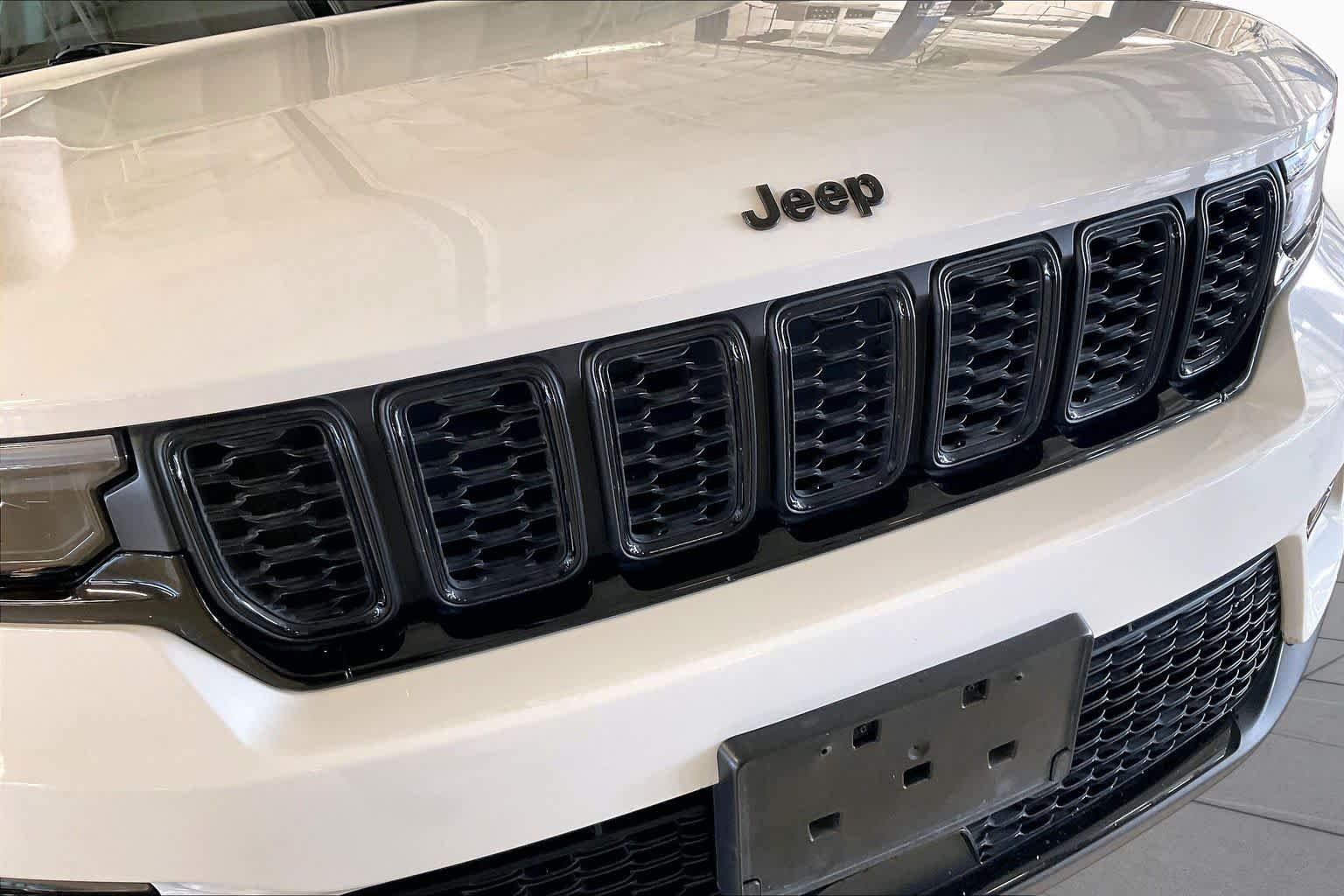 Used 2023 Bright White Clearcoat Jeep Limited image 29