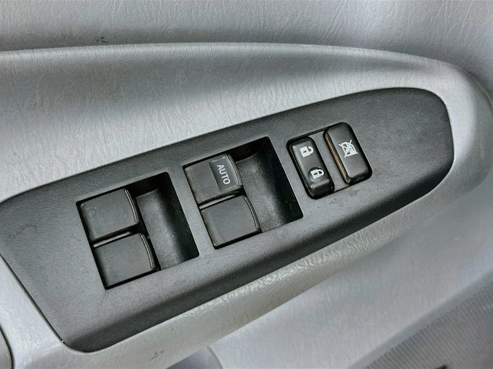 Used 2012 Super White Toyota Base image 17