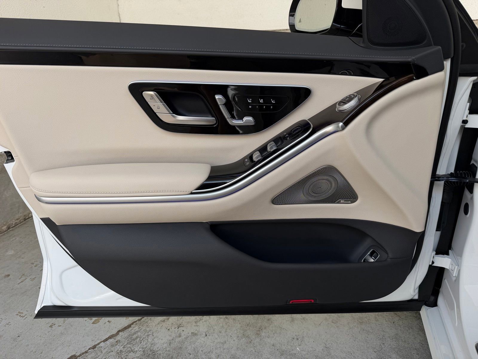 New 2026 MANUFAKTUR Moonlight White Metallic Mercedes-Benz S 500 image 40