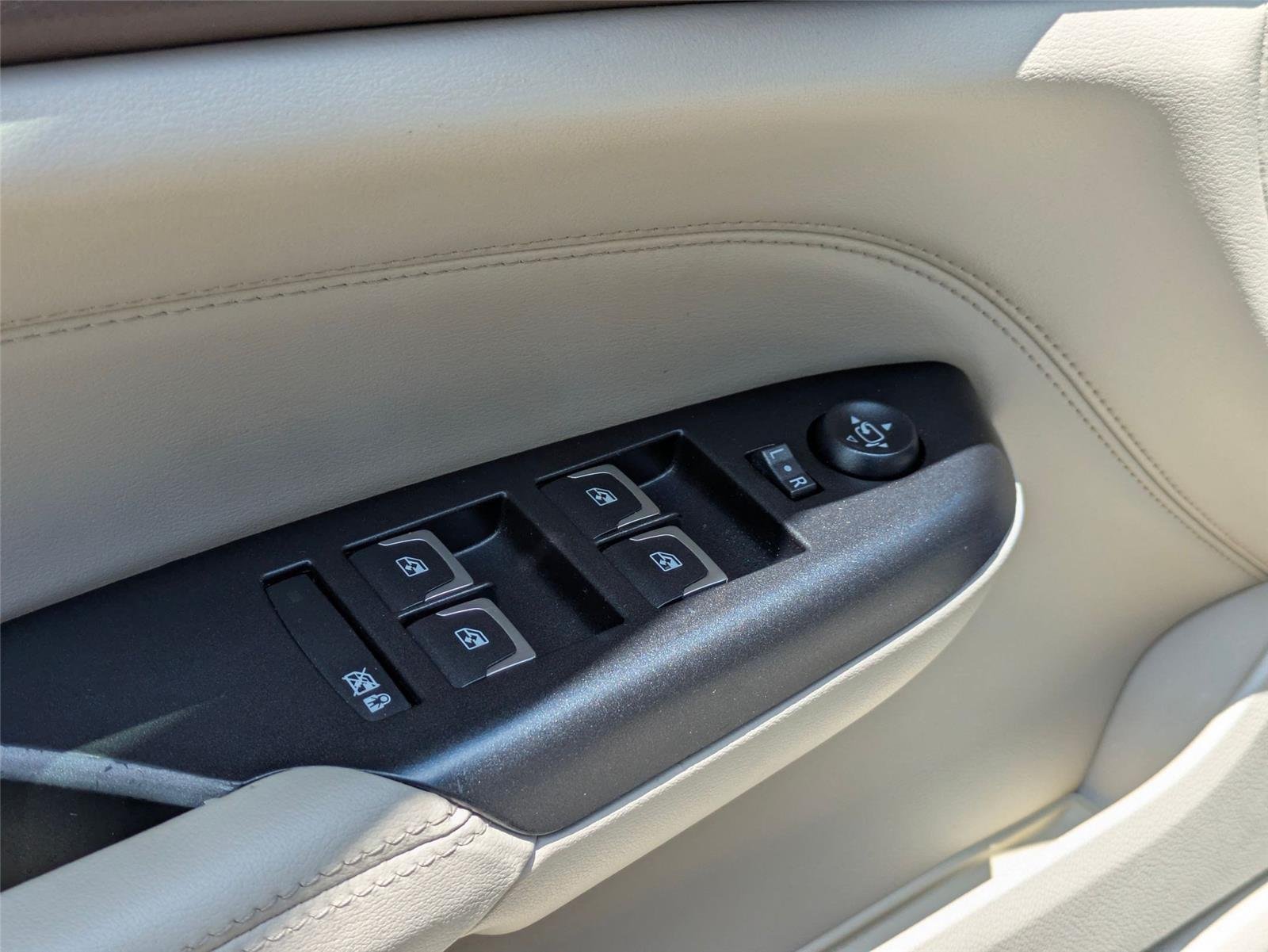 Used 2016  CADILLAC LUXU image 13