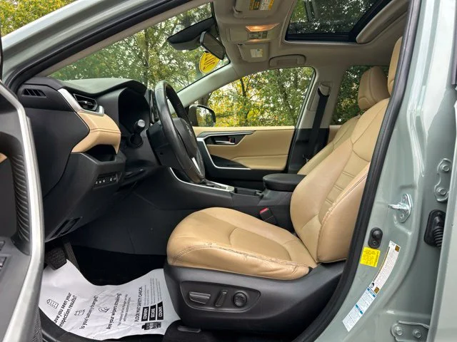 Used 2021  Toyota XLE Premium image 19