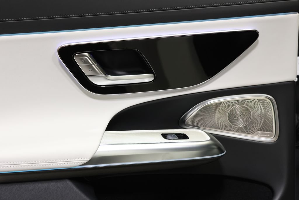 New 2027 MANUFAKTUR Moonlight White Magno Mercedes-Benz E 53 AMG® image 42