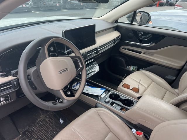 Used 2023 White Metallic Lincoln Standard image 7