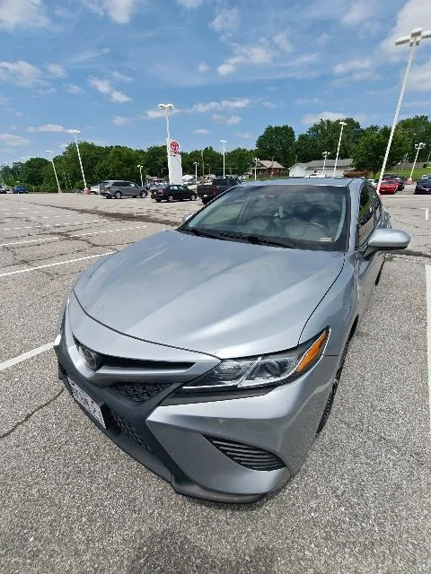 Used 2019 Silver Toyota SE image 3