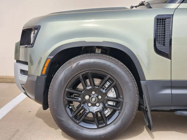 Used 2025 Pangea Green Metallic Land Rover S image 9