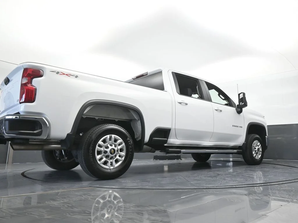 Used 2025 Summit White Chevrolet LT image 65
