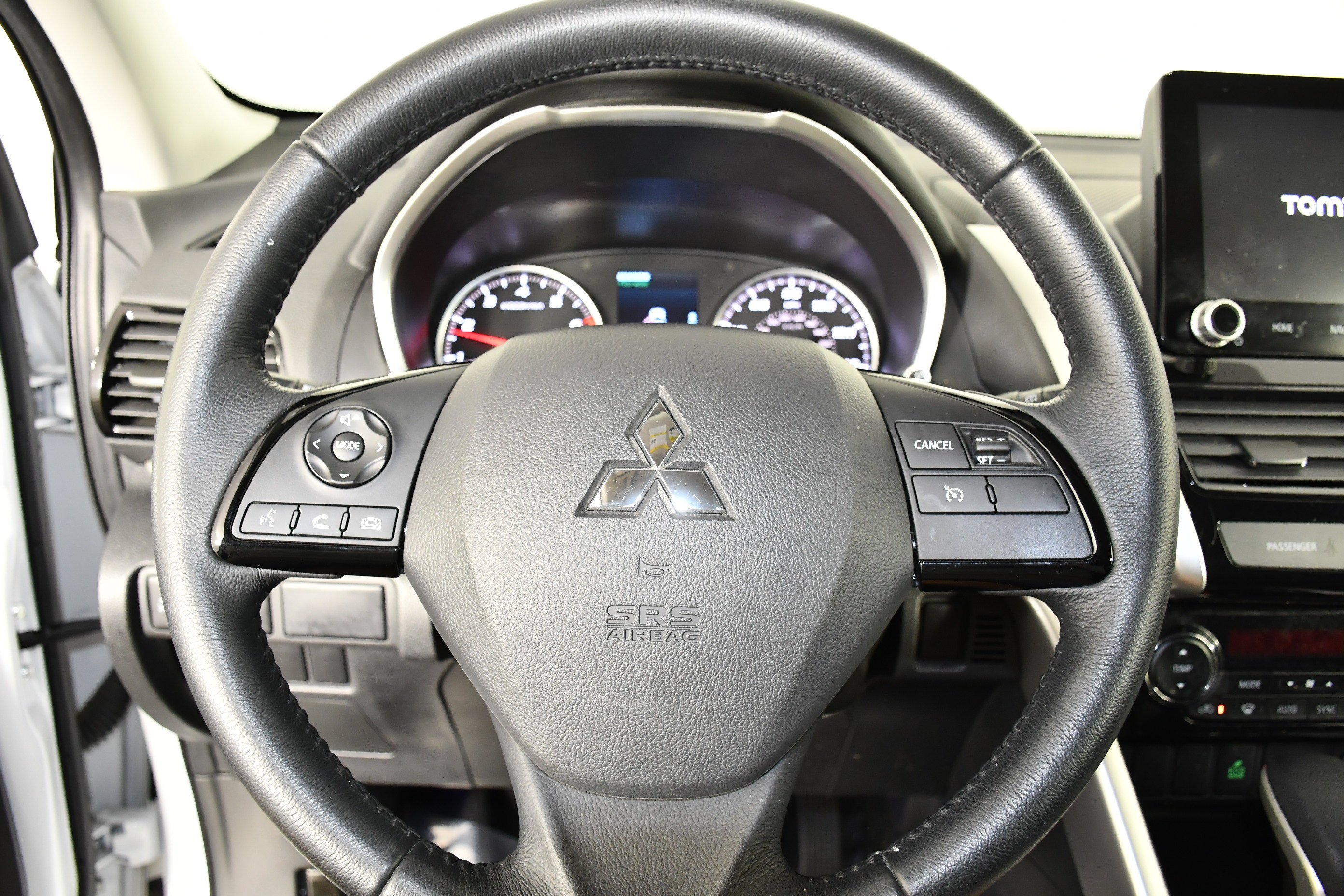Used 2023 White Diamond Mitsubishi SE image 19
