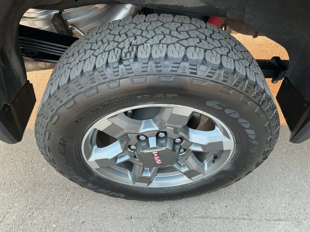 Used 2025 White GMC SLE image 28