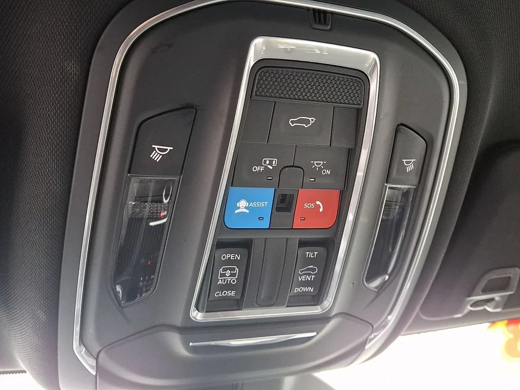 Used 2023 Diamond Black Crystal Pearlcoat Jeep Altitude image 23