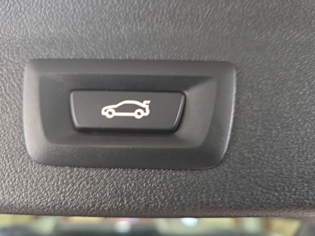 Used 2022 Black BMW xDrive30i image 16