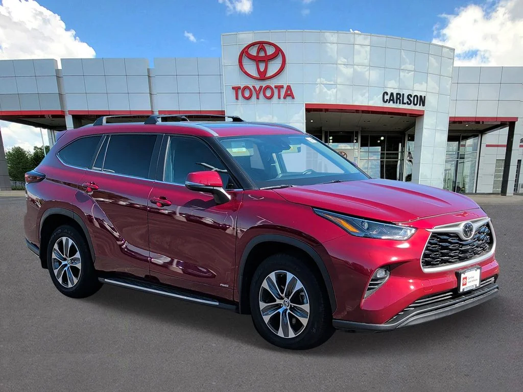 Used 2025 Toyota Highlander XLE with VIN 5TDKBRCH1SS664770 for sale in Minneapolis, Minnesota
