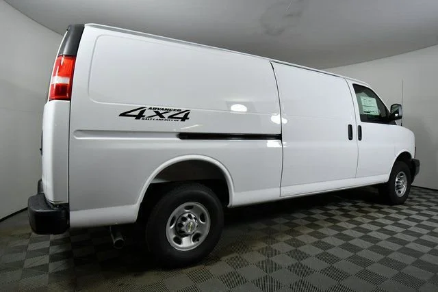 New 2025 Summit White Chevrolet WT image 10