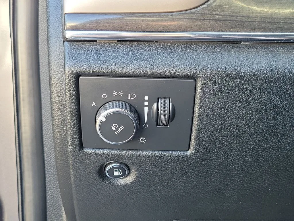 Used 2015 Gray Jeep Overland image 10