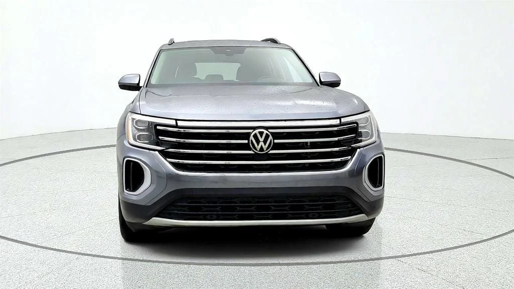 Used 2025 Platinum Gray Metallic Volkswagen 2.0T SE w/Technology 4MOTION image 2