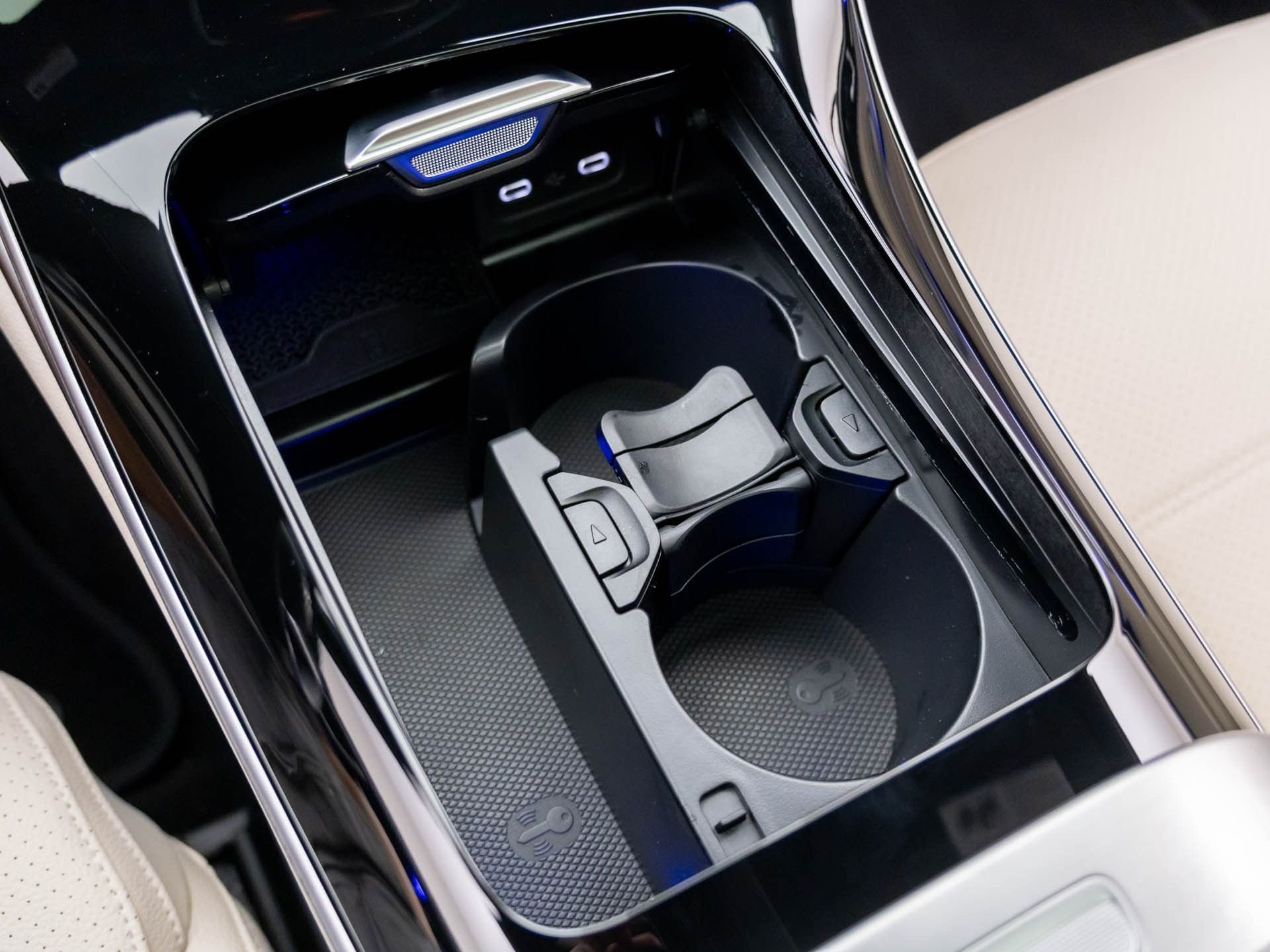 New 2026 MANUFAKTUR Moonlight White Metallic Mercedes-Benz C 300 image 30
