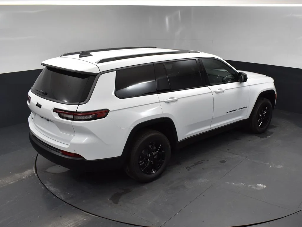 New 2026 Bright White Clear-Coat Exterior Paint Jeep Altitude image 46