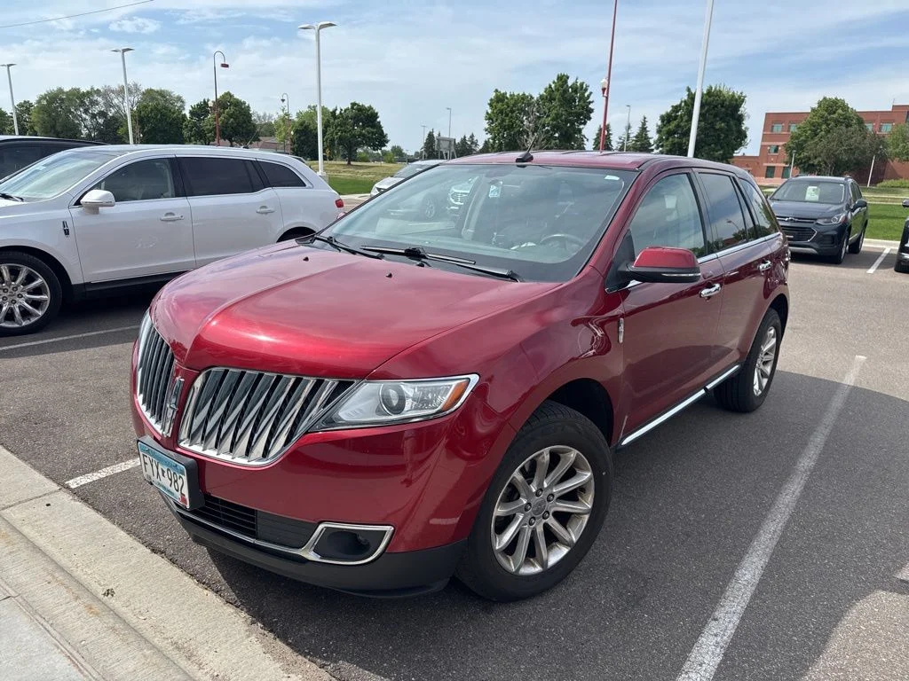 Used 2014 Red Lincoln Base image 4