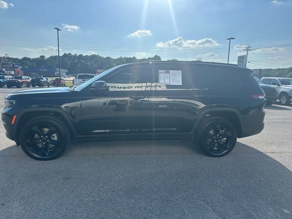 Used 2024 Diamond Black Jeep Limited image 4