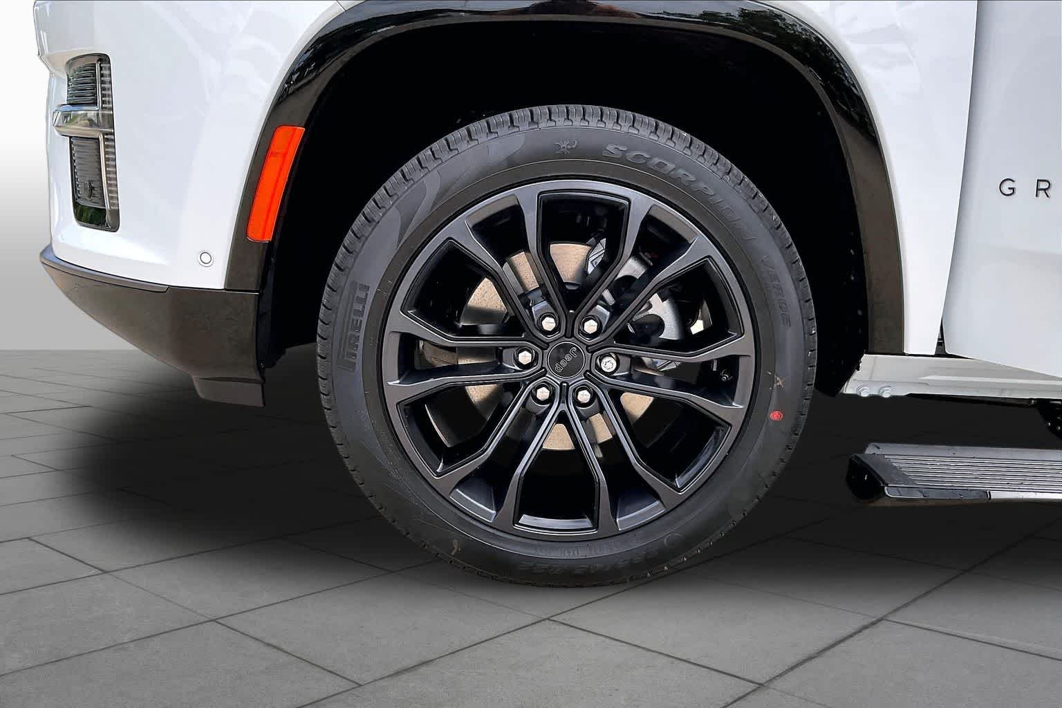 New 2026 Bright White Clear-Coat Exterior Paint Jeep Summit Obsidian image 11