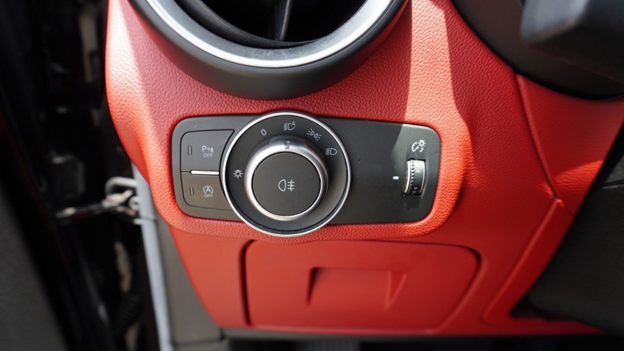 Used 2018 Black Alfa Romeo  image 20