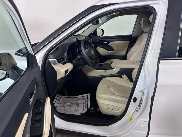 Used 2025 Beige Toyota XLE image 22