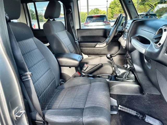 Used 2011 Silver Jeep Sahara image 24