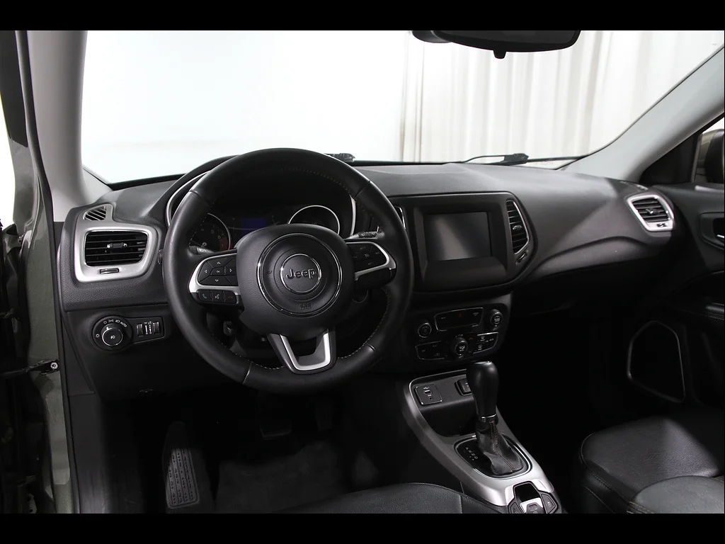 Used 2019 Olive Green Pearl Coat Jeep Latitude image 6
