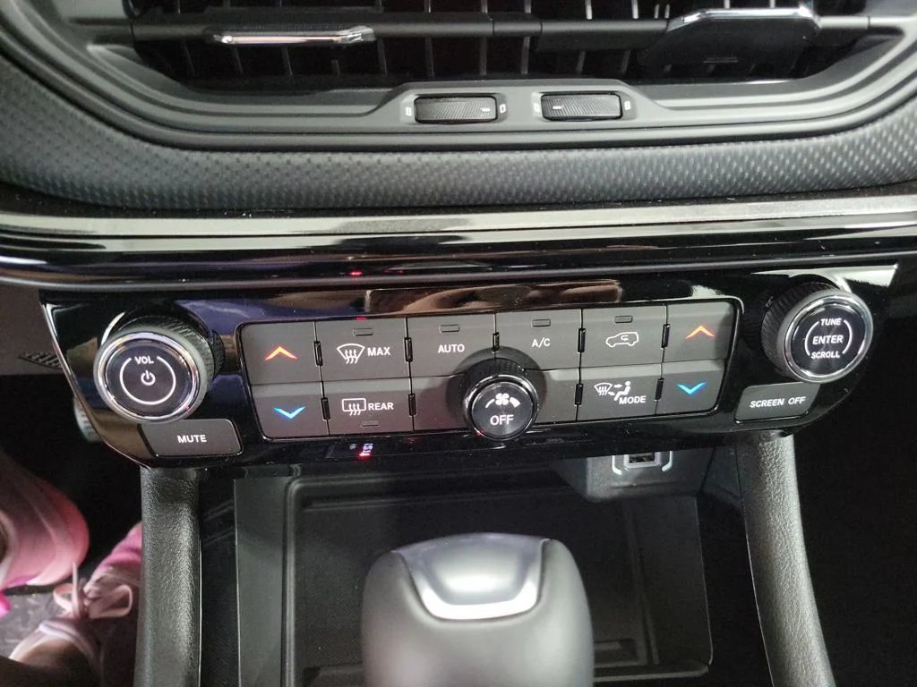 New 2026 Diamond Black Crystal Pearlcoat Jeep Latitude image 17