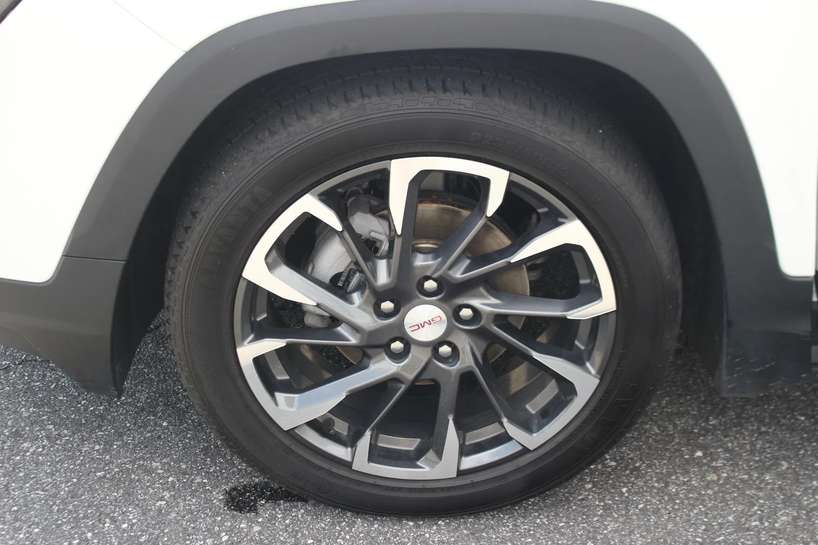Used 2022 White Frost Tricoat GMC SLT image 42