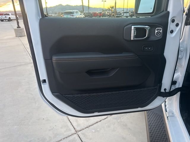 New 2026 Bright White Clear-Coat Exterior Paint Jeep Sahara image 18