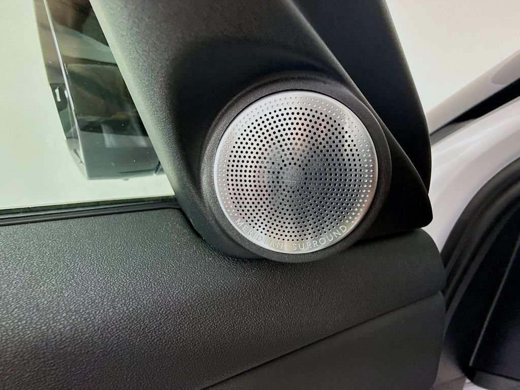 Used 2025 White Land Rover Dynamic image 34