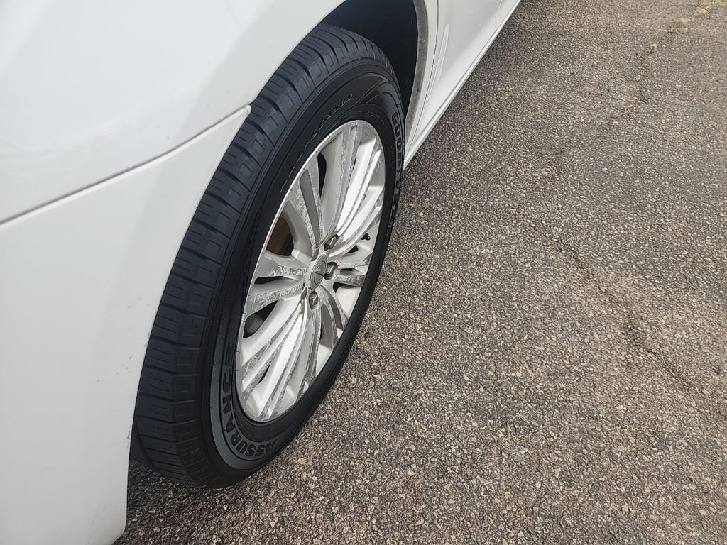 Used 2013 White Chrysler Base image 13