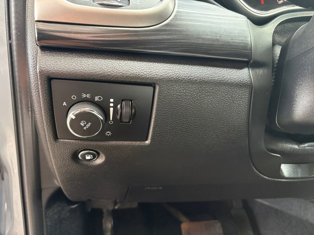 Used 2022 Sting-Gray Clearcoat Jeep Laredo X image 24