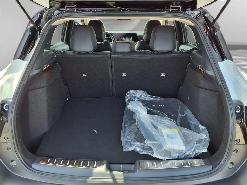 Used 2025 White Nissan SR image 26