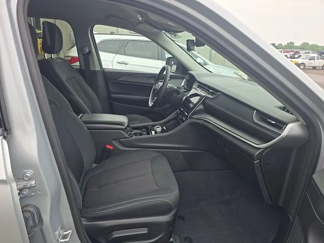 Used 2023 Silver Jeep Laredo image 18