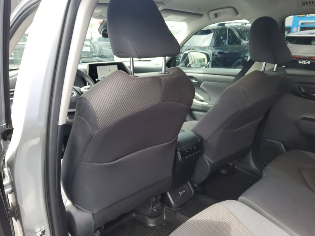 Used 2023  Toyota L image 19
