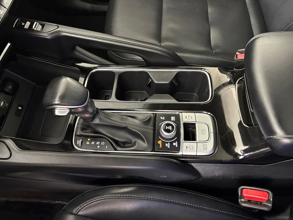Used 2022 White Kia S image 33