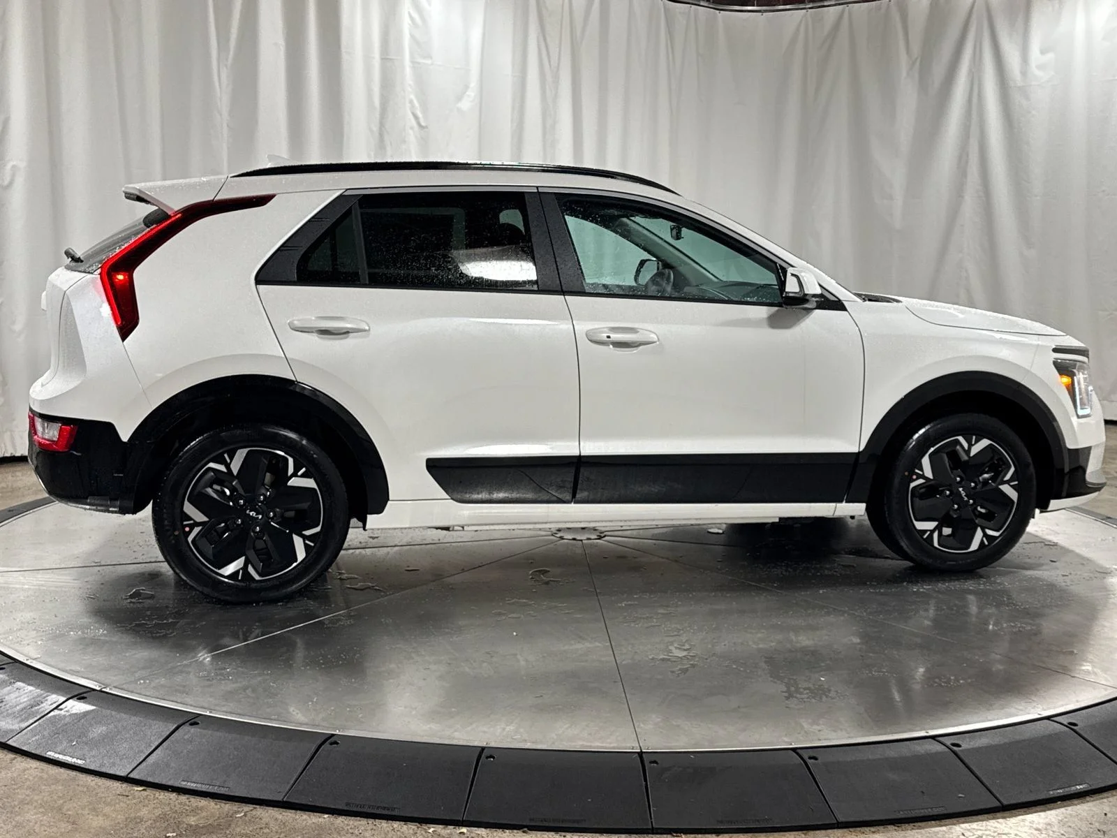 New 2026 Snow White Pearl Kia Wind image 9