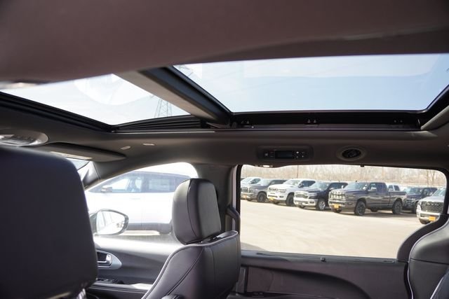 New 2026 Bright White Clear-Coat Exterior Paint Chrysler Limited image 14